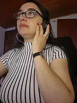 Snapshot of preetypeach chatting on 10.30.25 preetypeach online show from 10.30.25