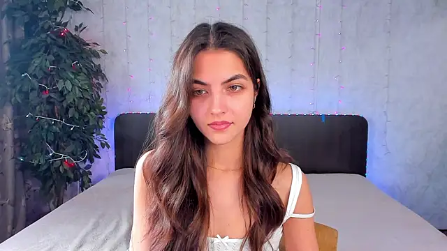 Snapshot of Milana_Crystal_ chatting on 02.02.25 Milana Crystal online show from 02.02.25