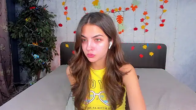 Snapshot of Milana_Crystal_ chatting on 11.10.25 Milana Crystal online show from 11.10.25