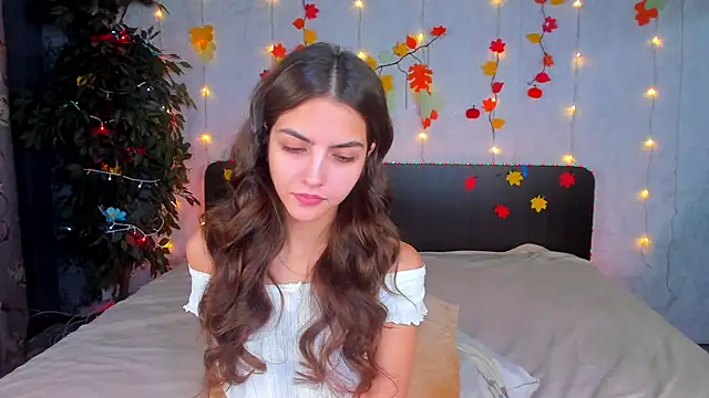 Snapshot of Milana_Crystal_ chatting on 11.17.25 Milana Crystal online show from 11.17.25