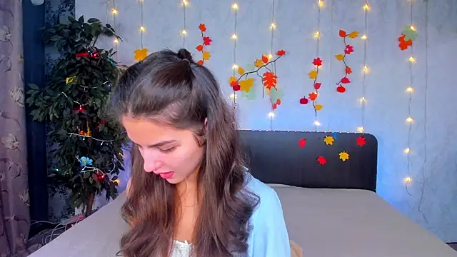 Snapshot of Milana_Crystal_ chatting on 11.18.25 Milana Crystal online show from 11.18.25