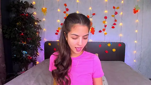 Snapshot of Milana_Crystal_ chatting on 11.20.25 Milana Crystal online show from 11.20.25