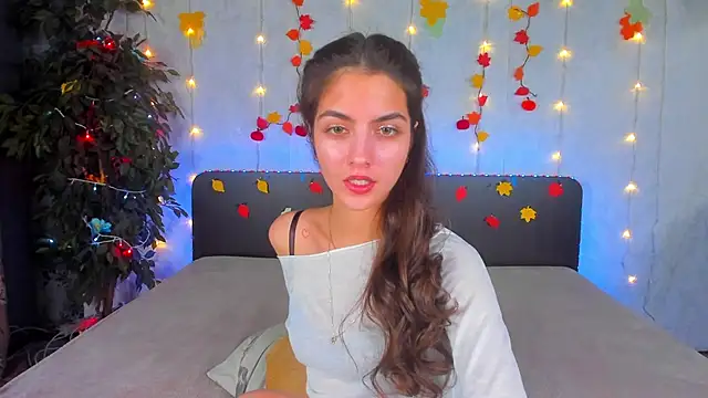 Snapshot of Milana_Crystal_ chatting on 11.25.25 Milana Crystal online show from 11.25.25