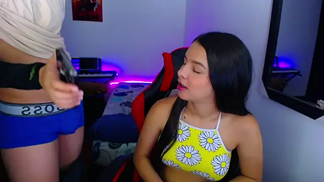 Snapshot of jessi_and_boy chatting on 11.10.25 jessi and boy online show from 11.10.25