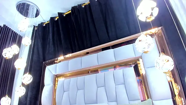 Snapshot of SarayRoyse chatting on 10.30.25 SarayRoyse online show from 10.30.25