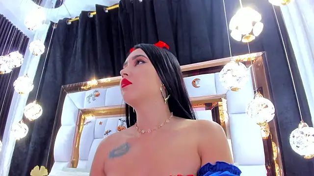 Snapshot of SarayRoyse chatting on 10.31.25 SarayRoyse online show from 10.31.25