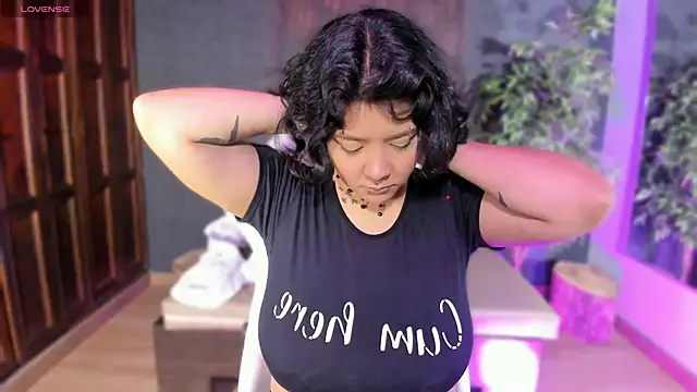 Snapshot of Evelynn chatting on 11.05.25 Evelynn online show from 11.05.25