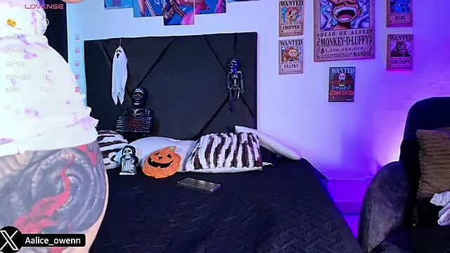 Snapshot of Aliceowenn chatting on 10.22.25 Aliceowenn online show from 10.22.25