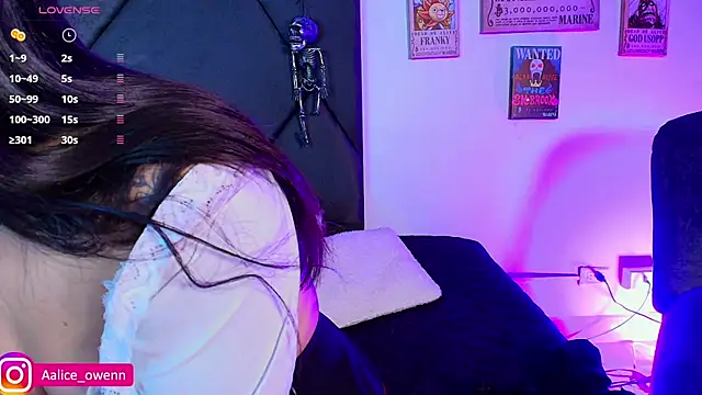 Snapshot of Aliceowenn chatting on 10.25.25 Aliceowenn online show from 10.25.25