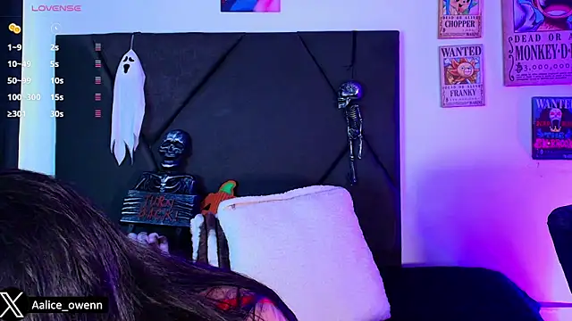 Snapshot of Aliceowenn chatting on 10.26.25 Aliceowenn online show from 10.26.25