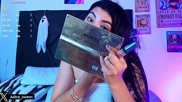 Snapshot of Aliceowenn chatting on 10.28.25 Aliceowenn online show from 10.28.25