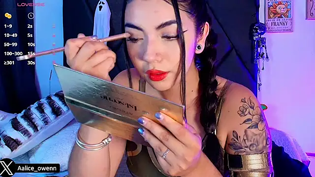 Snapshot of Aliceowenn chatting on 10.30.25 Aliceowenn online show from 10.30.25