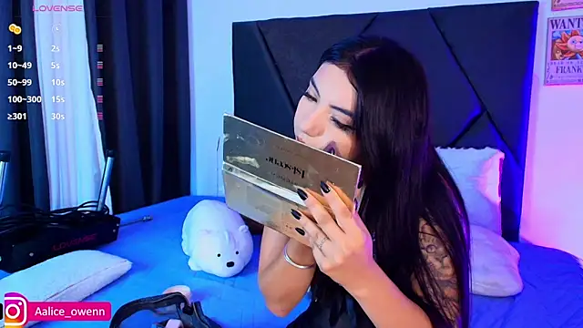 Snapshot of Aliceowenn chatting on 11.12.25 Aliceowenn online show from 11.12.25