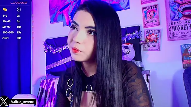 Snapshot of Aliceowenn chatting on 12.15.25 Aliceowenn online show from 12.15.25