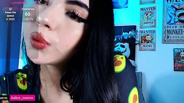 Snapshot of Aliceowenn chatting on 12.17.25 Aliceowenn online show from 12.17.25