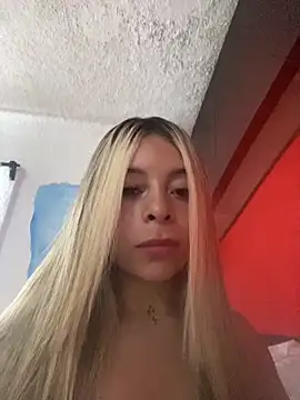 Snapshot of CristalGmez chatting on 11.12.25 CristalGmez online show from 11.12.25