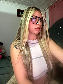 Snapshot of CristalGmez chatting on 11.21.25 CristalGmez online show from 11.21.25