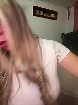 Snapshot of CristalGmez chatting on 12.18.25 CristalGmez online show from 12.18.25