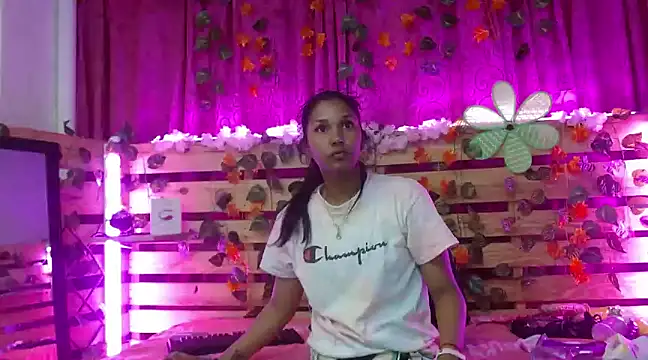 Snapshot of Elsa_Parisi chatting on 12.20.24 Elsa Parisi online show from 12.20.24