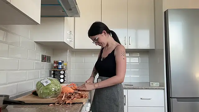 Snapshot of RoxiBlack chatting on 11.10.25 RoxiBlack online show from 11.10.25