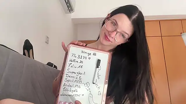 Snapshot of RoxiBlack chatting on 11.29.25 RoxiBlack online show from 11.29.25