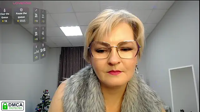 BlondeBrilliant7 online show from 12.17.25