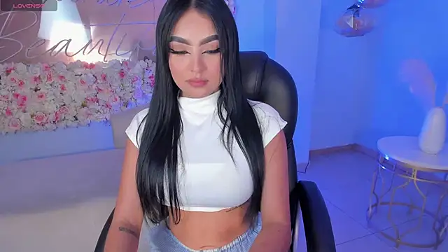 Snapshot of sarawinstone chatting on 01.28.25 sarawinstone online show from 01.28.25