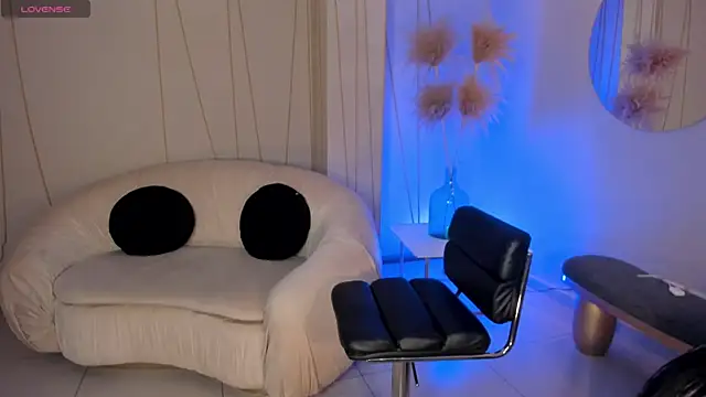 Snapshot of sarawinstone chatting on 02.05.25 sarawinstone online show from 02.05.25