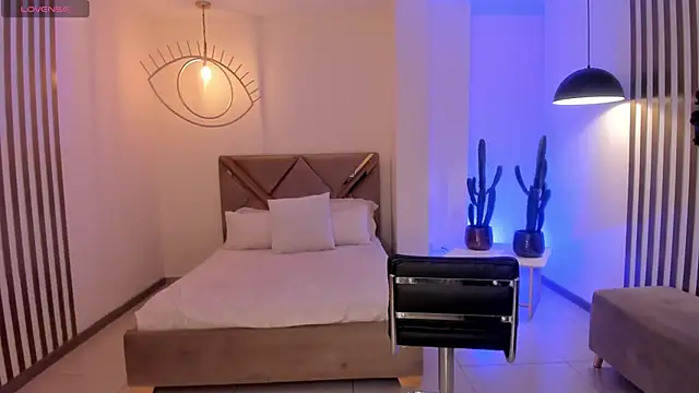 Snapshot of sarawinstone chatting on 02.20.25 sarawinstone online show from 02.20.25