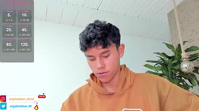 Snapshot of Angel_esteban_fx chatting on 01.28.25 Angel esteban fx online show from 01.28.25