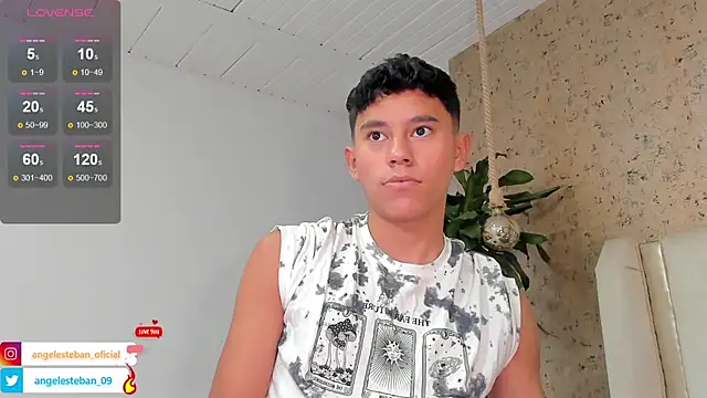 Snapshot of Angel_esteban_fx chatting on 02.01.25 Angel esteban fx online show from 02.01.25