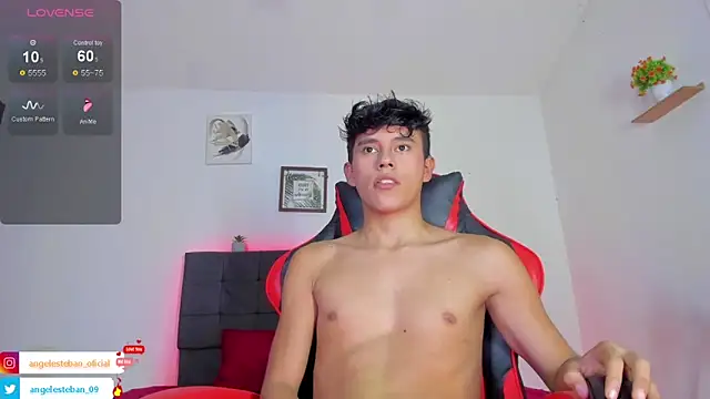 Snapshot of Angel_esteban_fx chatting on 10.13.25 Angel esteban fx online show from 10.13.25