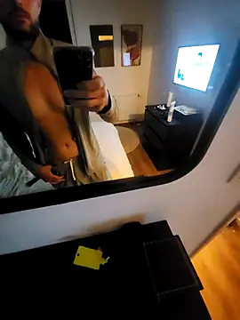 Snapshot of Guitccch chatting on 11.18.25 Guitccch online show from 11.18.25