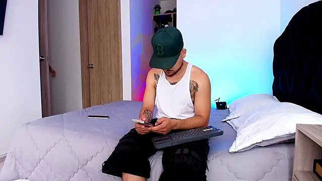 Snapshot of Aron-santoro chatting on 07.09.26 Aron-santoro online show from 07.09.26