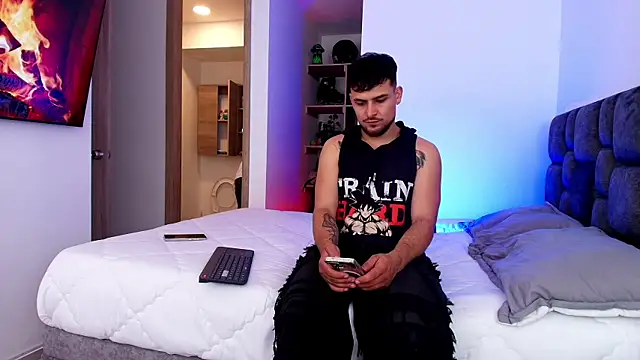 Snapshot of Aron-santoro chatting on 07.23.26 Aron-santoro online show from 07.23.26