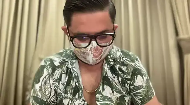 Snapshot of slavekinky001 chatting on 03.18.25 slavekinky001 online show from 03.18.25