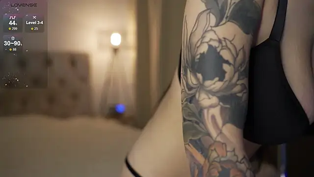 Snapshot of LindaWarners chatting on 10.26.25 LindaWarners online show from 10.26.25