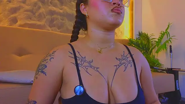 Snapshot of Isa__Blanc chatting on 11.28.25 Isa Blanc online show from 11.28.25