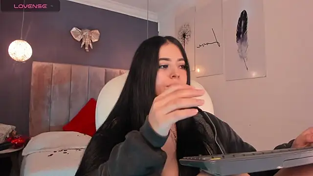 Snapshot of Maaiitee chatting on 02.15.25 Maaiitee online show from 02.15.25