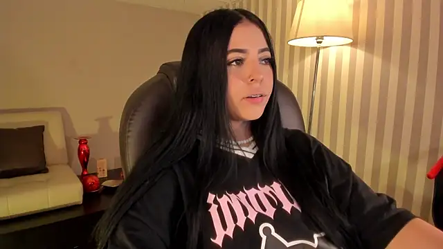 Snapshot of Maaiitee chatting on 10.30.25 Maaiitee online show from 10.30.25