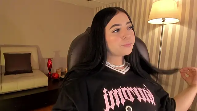 Snapshot of Maaiitee chatting on 11.22.25 Maaiitee online show from 11.22.25