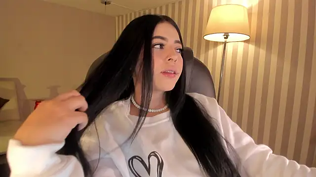 Snapshot of Maaiitee chatting on 11.24.25 Maaiitee online show from 11.24.25