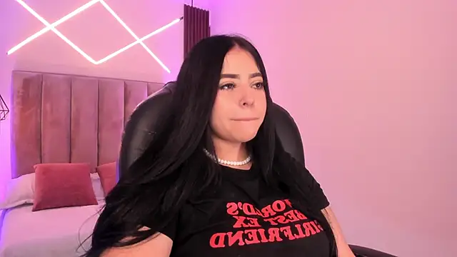 Snapshot of Maaiitee chatting on 11.30.25 Maaiitee online show from 11.30.25