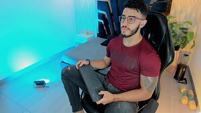 Liam Kleiin online show from 12.03.25