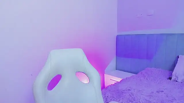 Snapshot of amira_cute2 chatting on 10.28.25 amira cute2 online show from 10.28.25