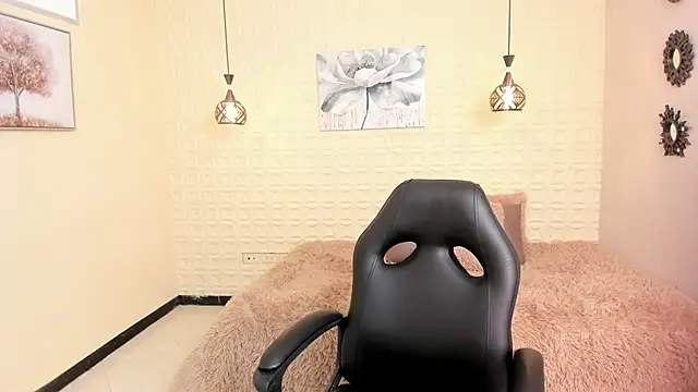 Snapshot of amira_cute2 chatting on 12.17.25 amira cute2 online show from 12.17.25