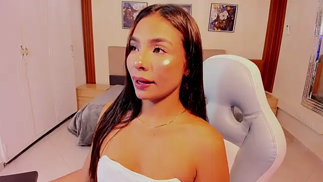 Snapshot of amira_cute2 chatting on 12.22.25 amira cute2 online show from 12.22.25