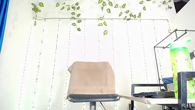 Snapshot of xmissinchesxx chatting on 01.28.25 xmissinchesxx online show from 01.28.25