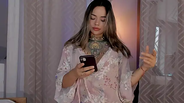 Snapshot of yandracelisofficial chatting on 12.20.24 yandracelisofficial online show from 12.20.24