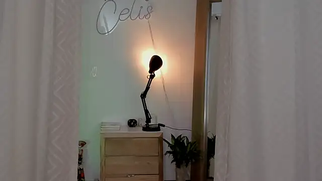 Snapshot of yandracelisofficial chatting on 02.05.25 yandracelisofficial online show from 02.05.25